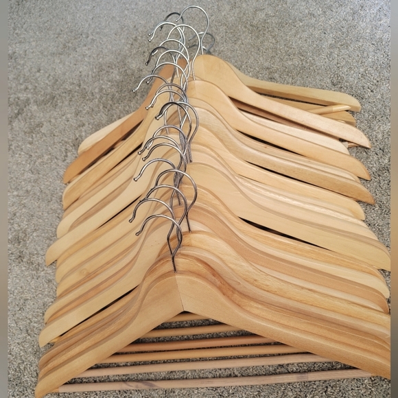 Anti-slip wooden hangers w/360° swivel steel hooks